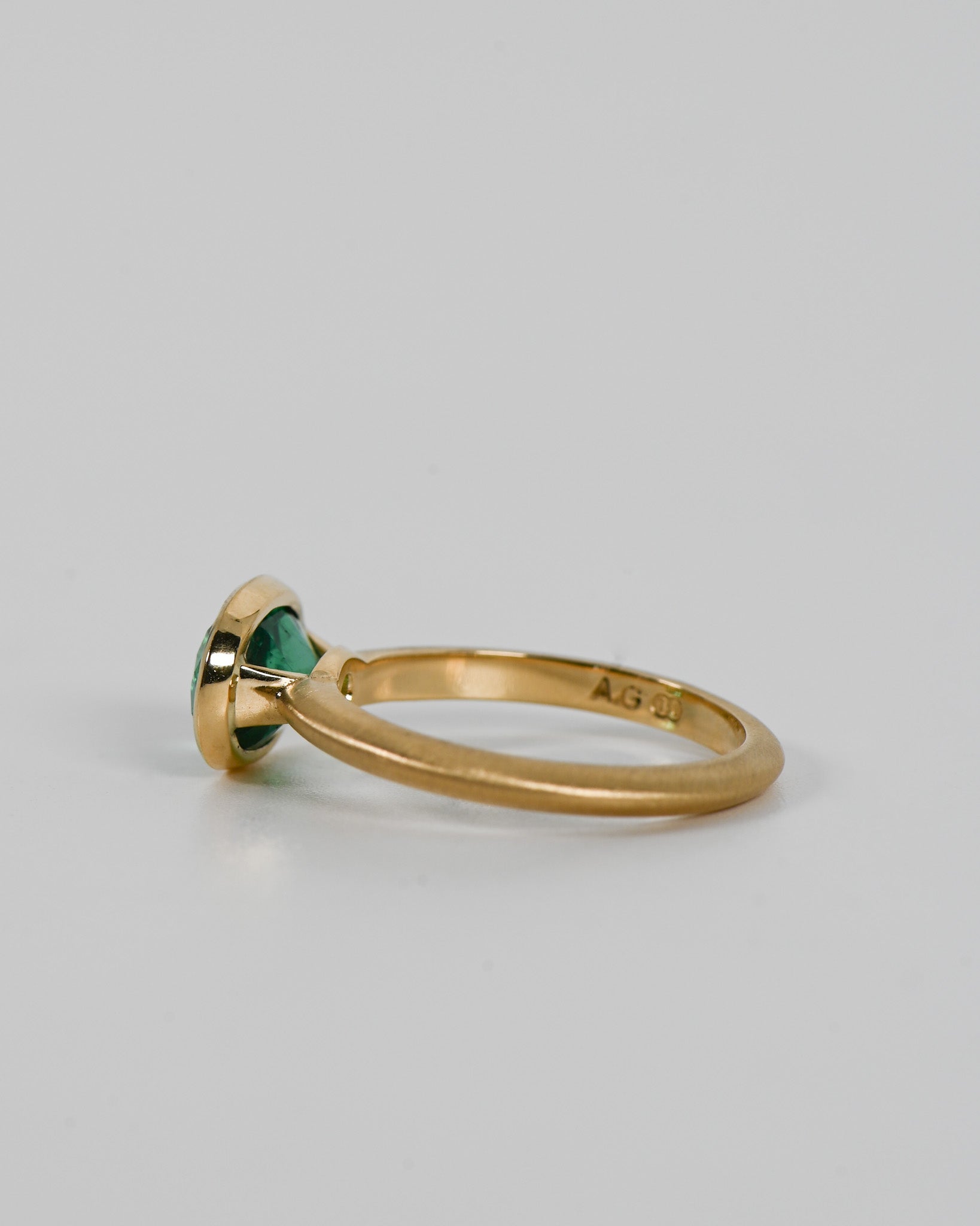 Side view of oval emerald ring.