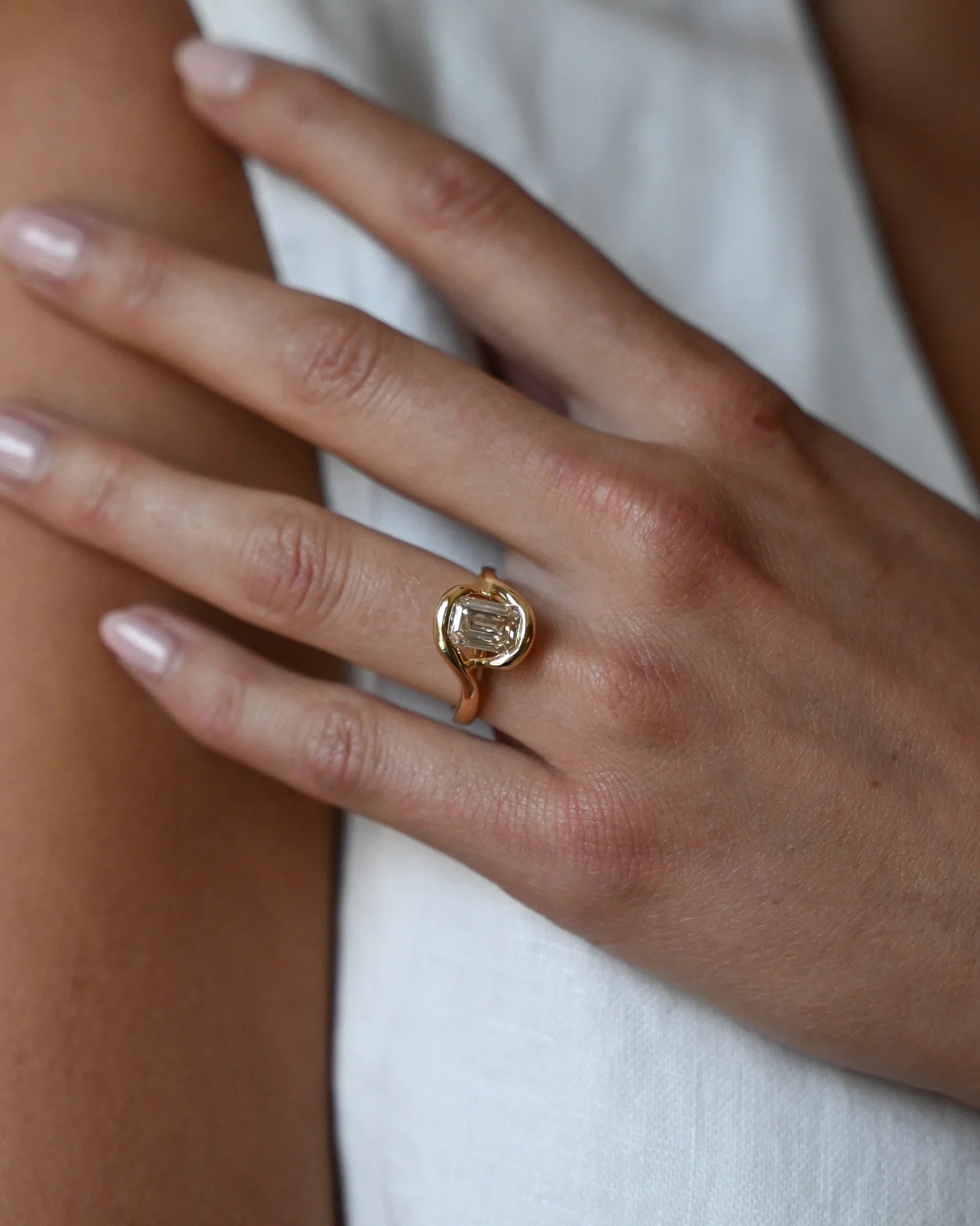 Champagne Diamond Swirl Ring in 18ct Gold